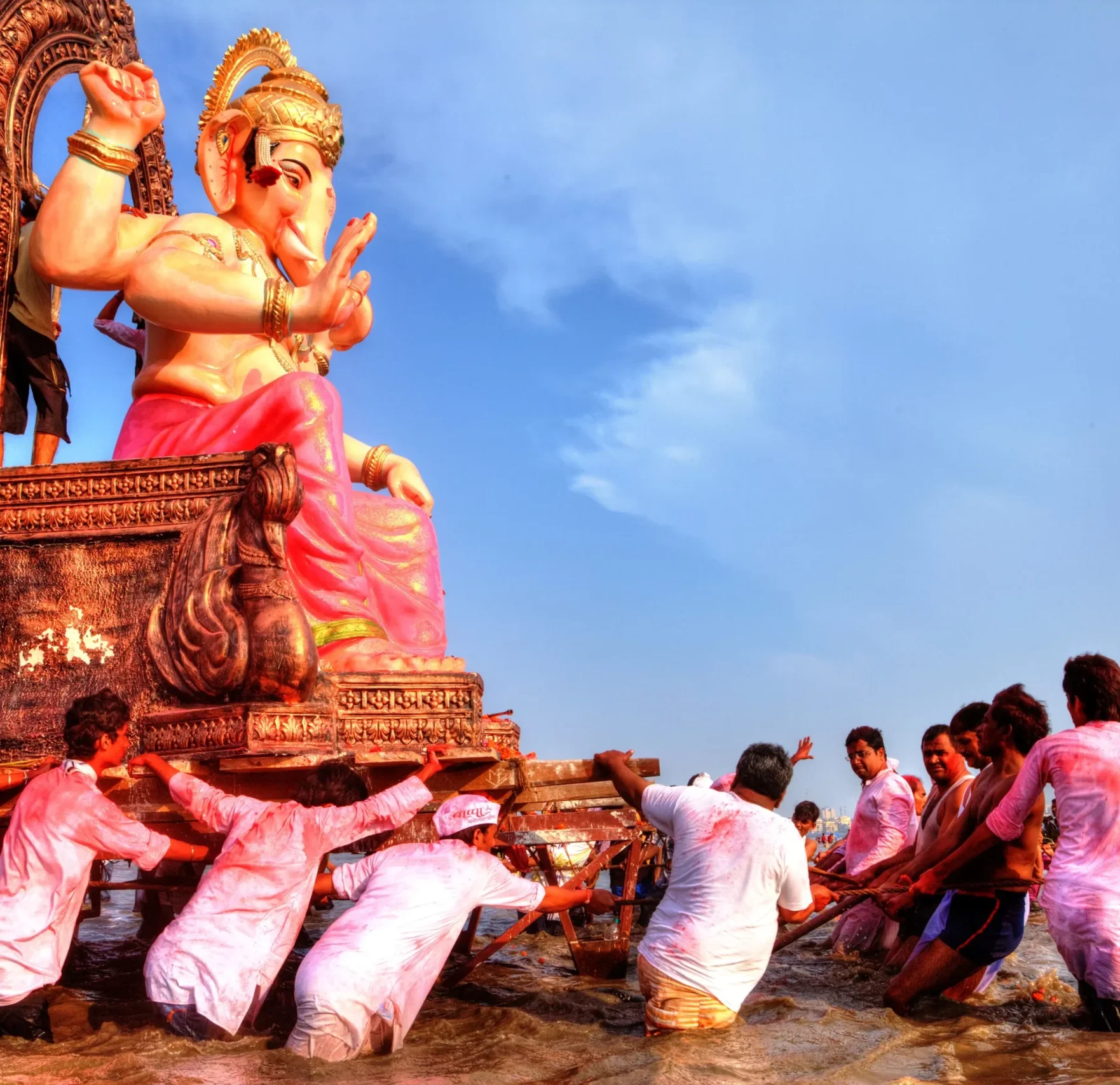 Devotees paying homage to Ganapati 
at the sea ​​shore