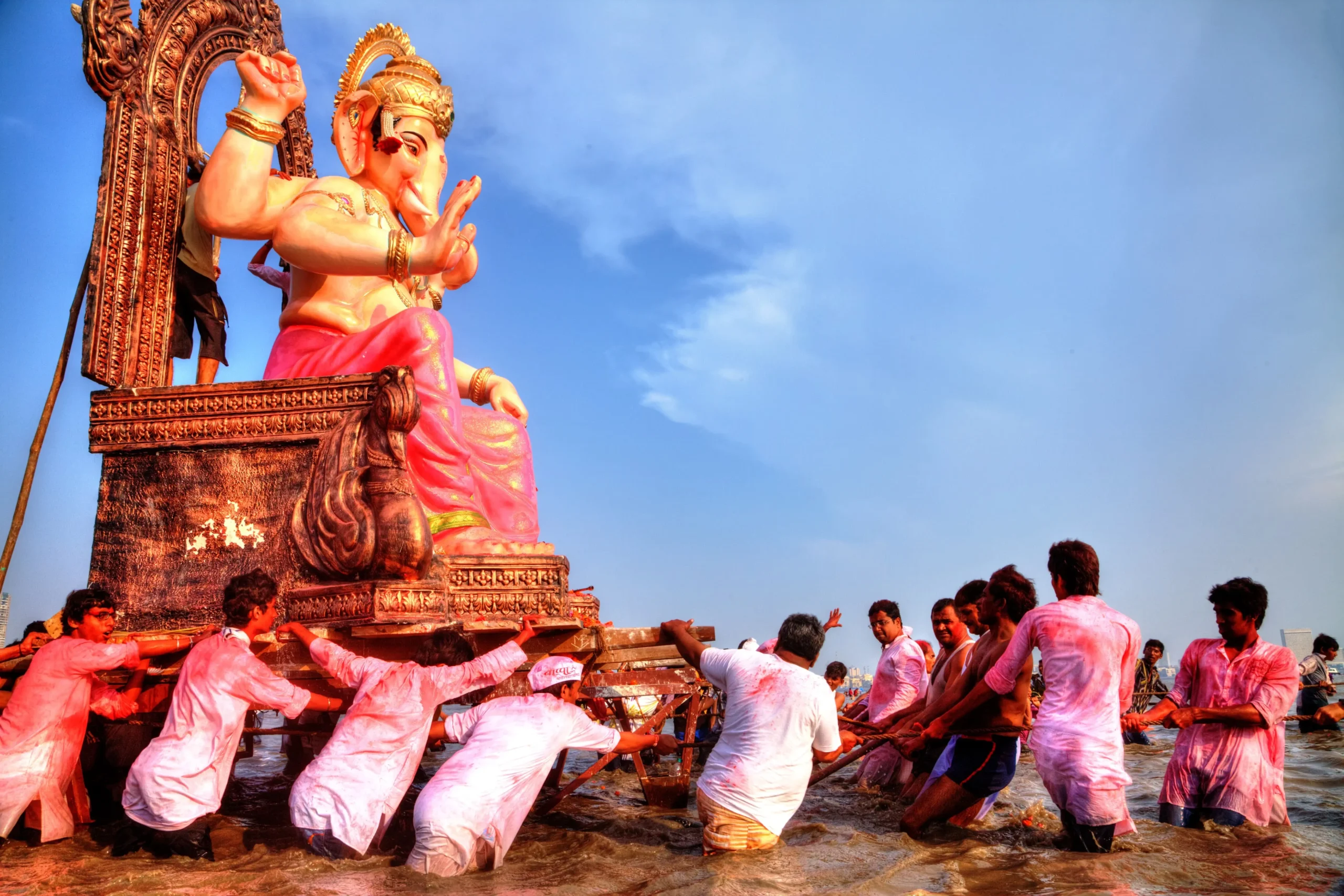 Devotees paying homage to Ganapati 
at the sea ​​shore